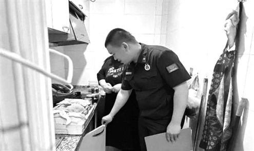 日前,山东省安监部门工作人员上门对燃气安全使用进行检查